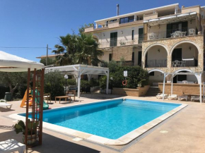 Villa Ceni appartamenti con 2 camere più servizi in villa con piscina Marinella
